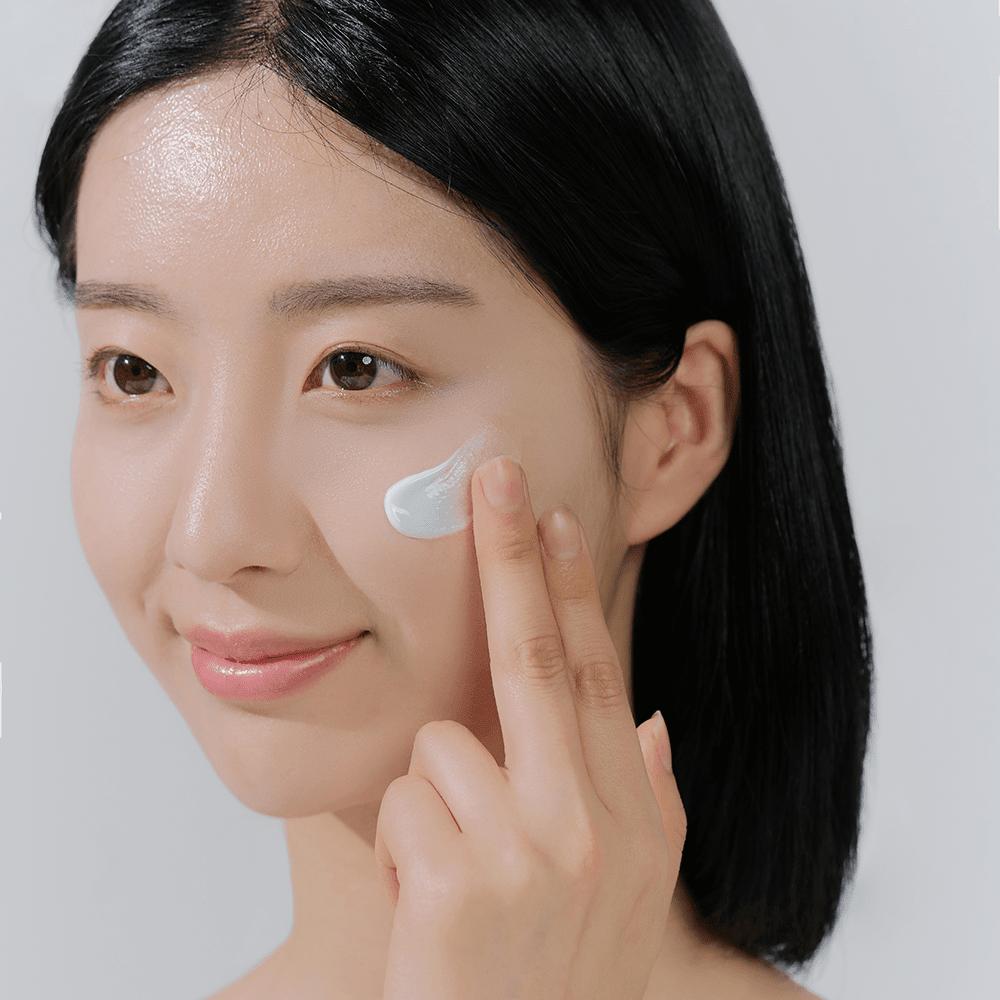 ضد آفتاب آبرسان و کنترل منافذ مدیکیوب Zero Pore Moisture Sun Serum